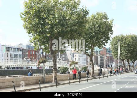 Dublin, Irlande - 12 septembre 2025 - Bachelor's Walk face au pont Ha'Penny dans le centre-ville de Dublin par un après-midi ensoleillé dans la capitale irlandaise Banque D'Images