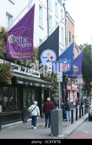 Dublin, Irlande - 12 septembre 2025 - de grands drapeaux pour les Steelers de Pittsburgh, la NFL et les Vikings du Minnesota pendent au-dessus de l'hôtel Arlington dans le centre-ville de Dublin pendant la préparation du tout premier match de la NFL en Irlande Banque D'Images