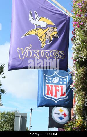 Dublin, Irlande - 12 septembre 2025 - de grands drapeaux pour les Steelers de Pittsburgh, la NFL et les Vikings du Minnesota pendent au-dessus de l'hôtel Arlington dans le centre-ville de Dublin pendant la préparation du tout premier match de la NFL en Irlande Banque D'Images