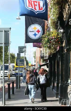 Dublin, Irlande - 12 septembre 2025 - de grands drapeaux pour les Steelers de la NFL et de Pittsburgh pendent au-dessus de l'hôtel Arlington dans le centre-ville de Dublin pendant la préparation du tout premier match de la NFL en Irlande Banque D'Images