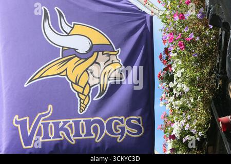 Dublin, Irlande - 12 septembre 2025 - Un grand drapeau pour les Vikings du Minnesota visible à côté d'une plantation florale dans le centre-ville de Dublin pendant la préparation du tout premier match de la NFL en Irlande à Croke Park Banque D'Images