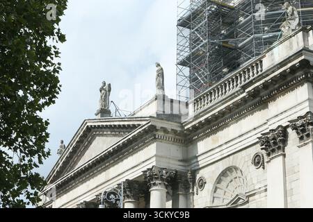 Dublin, Irlande - 12 septembre 2025 - les quatre courts avec échafaudage visibles sur le toit du centre-ville de Dublin par un après-midi ensoleillé dans la capitale irlandaise Banque D'Images