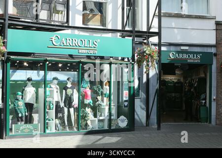 Dublin, Irlande - 12 septembre 2025 - Un magasin de marchandises touristiques Carroll's Irish Gifts à Smithfield, dans le centre-ville de Dublin par un après-midi ensoleillé dans la capitale irlandaise Banque D'Images