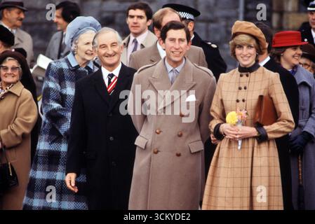 Prince Charles et Princesse Diana de Galles. Diana porte un béret en daim de John Boyd et un manteau de Arabella pollen. Royal tour Barmouth North Wales 25 novembre 1982 Royaume-Uni 1980s HOMER SYKES Banque D'Images