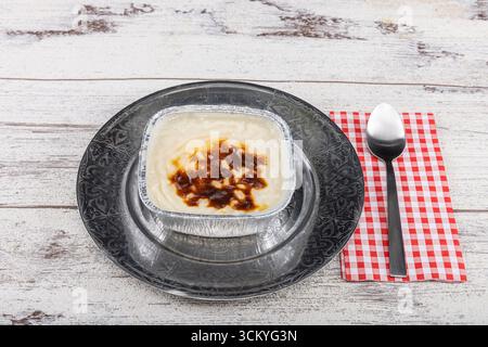 Dessert au riz au lait. Dessert laiteux. Dessert turc Rice Pudding Sutlac, Custard. Nom local sutlac. Banque D'Images