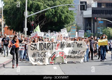 Les participants à la marche mondiale contre la grève climatique dans la région de Los Angeles dans la rue du centre-ville de Los Angeles le vendredi 25 mars 2022. Banque D'Images