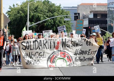 Les participants à la marche mondiale contre la grève climatique dans la région de Los Angeles dans la rue du centre-ville de Los Angeles le vendredi 25 mars 2022. Banque D'Images