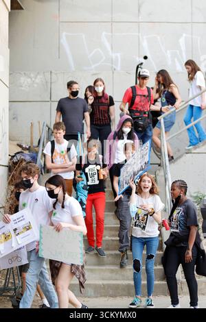 Les participants à la marche mondiale contre la grève climatique dans la région de Los Angeles dans la rue du centre-ville de Los Angeles le vendredi 25 mars 2022. Banque D'Images