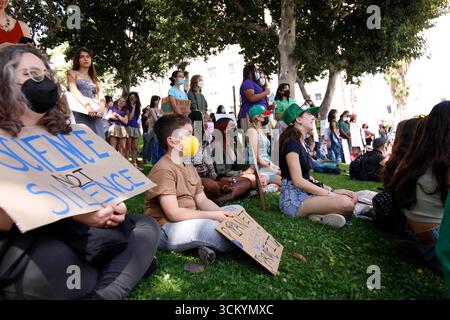 Les participants à la grève mondiale pour le climat de la région de Los Angeles écoutent des conférenciers dans le centre-ville de Los Angeles le vendredi 25 mars 2022. Banque D'Images