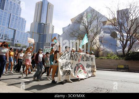 Les participants à la marche mondiale contre la grève climatique dans la région de Los Angeles dans la rue du centre-ville de Los Angeles le vendredi 25 mars 2022. Banque D'Images