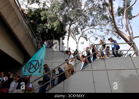 Les participants de la grève mondiale pour le climat dans la région de Los Angeles défilent dans les rues du centre-ville de Los Angeles le vendredi 25 mars 2022. Banque D'Images