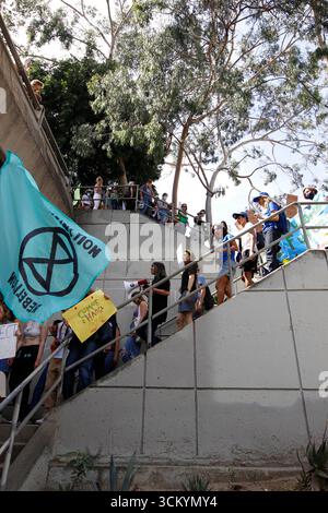 Les participants de la grève mondiale pour le climat dans la région de Los Angeles défilent dans les rues du centre-ville de Los Angeles le vendredi 25 mars 2022. Banque D'Images