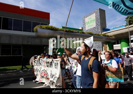Les participants à la marche mondiale contre la grève climatique dans la région de Los Angeles dans la rue du centre-ville de Los Angeles le vendredi 25 mars 2022. Banque D'Images
