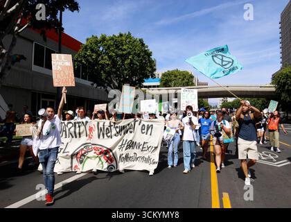 Les participants à la marche mondiale contre la grève climatique dans la région de Los Angeles dans la rue du centre-ville de Los Angeles le vendredi 25 mars 2022. Banque D'Images
