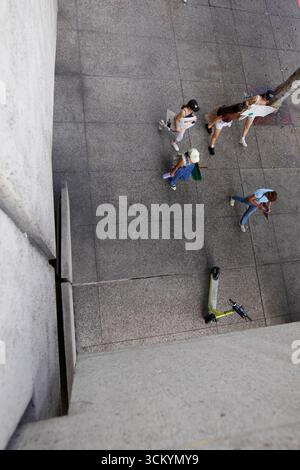 Les participants à la marche mondiale contre la grève climatique dans la région de Los Angeles dans la rue du centre-ville de Los Angeles le vendredi 25 mars 2022. Banque D'Images