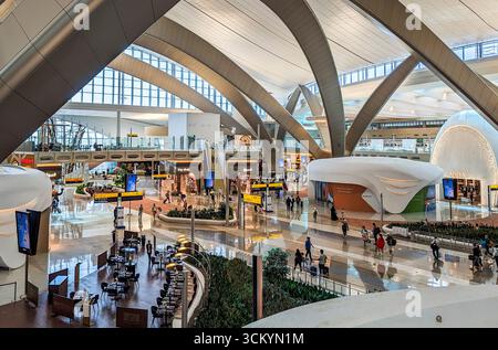Abu Dhabi, eau, 29 mars 2024. Vue intérieure du salon de l'aéroport international d'Abu Dhabi avec boutiques, design moderne et passagers marchant. Banque D'Images
