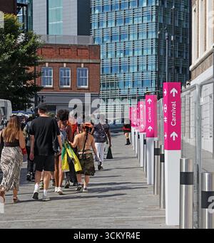 Les piétons suivent les panneaux d'orientation temporaires marqués Carnival, près de la gare de Paddington, guidant les gens vers le Carnaval de Notting Hill dans l'ouest de Londres Banque D'Images