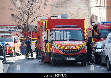 Madrid, Espagne. 13 septembre 2025. Les pompiers sont stationnés sur le site d'une explosion à Madrid, en Espagne, le 13 septembre 2025. Au moins 21 personnes ont été blessées après qu'une explosion a provoqué un effondrement partiel d'un bâtiment à Madrid, capitale de l'Espagne, samedi après-midi, ont indiqué les autorités locales. L'explosion s'est produite vers 15h00 dans un bar du sud de Madrid, selon la chaîne de télévision locale TeleMadrid. Les services d'urgence ont déclaré que trois des blessés étaient dans un état grave. Crédit : Gustavo Valiente/Xinhua/Alamy Live News Banque D'Images