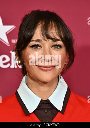 Beverly Hills, États-Unis. 13 septembre 2025. Rashida Jones arrive au salon de thé télévisé BAFTA North Americas qui se tient au Maybourne Beverly Hills le 13 septembre 2025 à Beverly Hills, CA. © Starbuck/ Credit : AFF/Alamy Live News Banque D'Images