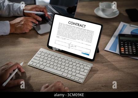Concept de contrat numérique : écran de tablette avec formulaire de signature électronique, clavier, stylet et configuration de bureau pour accord commercial, document juridique Banque D'Images