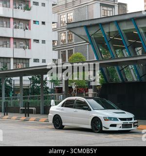 Blanc Mitsubishi Evo 9 dans une rue urbaine Banque D'Images