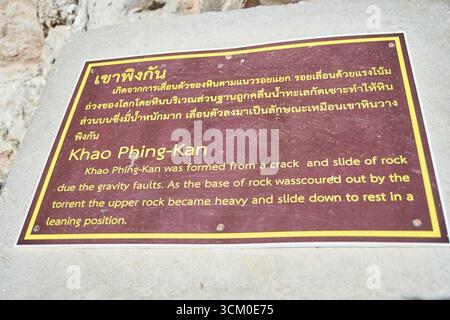 PHUKET, THAÏLANDE - 12 NOVEMBRE 2017 : panneau d'information Khao phing-kan avec explication géologique sur fond de pierre. Banque D'Images