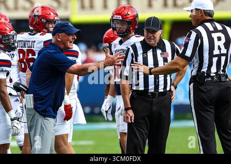 13 septembre 2025 : Russ Huesman est l'entraîneur de football de l'Université de Richmond. Match de football NCAA entre l'Université de Richmond et l'Université de Caroline du Nord au Kenan Memorial Stadium, Chapel Hill, Caroline du Nord. David Beach/CSM Banque D'Images