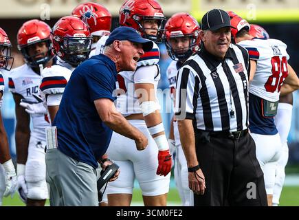 13 septembre 2025 : Russ Huesman est l'entraîneur de football de l'Université de Richmond. Match de football NCAA entre l'Université de Richmond et l'Université de Caroline du Nord au Kenan Memorial Stadium, Chapel Hill, Caroline du Nord. David Beach/CSM Banque D'Images