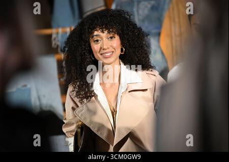 New York, États-Unis. 13 septembre 2025. Un mannequin pose lors de la présentation alice olivia de Stacey Bendet Spring 2026 à Surrogate's court, New York, NY, le 13 septembre 2025. (Photo par Anthony Behar/Sipa USA) crédit : Sipa USA/Alamy Live News Banque D'Images