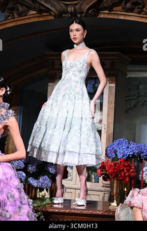 New York, États-Unis. 13 septembre 2025. Un mannequin pose lors de la présentation alice olivia de Stacey Bendet Spring 2026 à Surrogate's court, New York, NY, le 13 septembre 2025. (Photo par Anthony Behar/Sipa USA) crédit : Sipa USA/Alamy Live News Banque D'Images