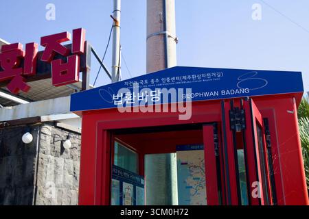 Une vue rapprochée du panneau Beophwan Badang certification Center au-dessus du stand rouge, avec des lettres coréennes et anglaises marquant le Jeju Fantasy Bike Pat Banque D'Images