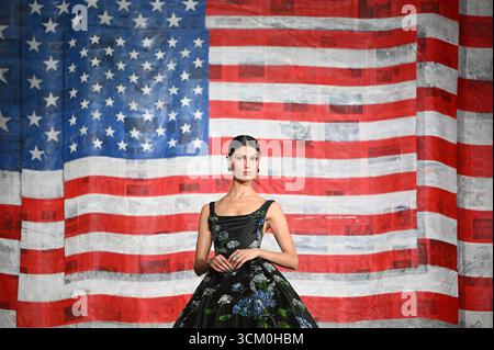 New York, États-Unis. 13 septembre 2025. Un mannequin pose lors de la présentation alice olivia de Stacey Bendet Spring 2026 à Surrogate's court, New York, NY, le 13 septembre 2025. (Photo par Anthony Behar/Sipa USA) crédit : Sipa USA/Alamy Live News Banque D'Images