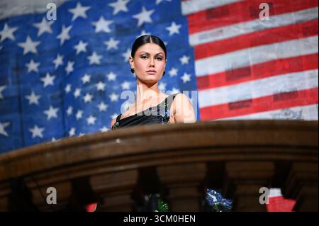 New York, États-Unis. 13 septembre 2025. Un mannequin pose lors de la présentation alice olivia de Stacey Bendet Spring 2026 à Surrogate's court, New York, NY, le 13 septembre 2025. (Photo par Anthony Behar/Sipa USA) crédit : Sipa USA/Alamy Live News Banque D'Images