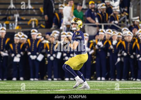 South Bend, Indiana, États-Unis. 14 septembre 2025. 13 CJ CARR, QB, première année, notre Dame revient pour une passe lors du match de football de la NCAA entre #8 notre Dame et #16 Texas A&M au notre Dame Stadium à South Bend, Indiana, le 13 septembre 2025. Texas A&M A bouleversé notre Dame 41-40. (Crédit image : © Justin Sicking/ZUMA Press Wire) USAGE ÉDITORIAL SEULEMENT ! Non destiné à UN USAGE commercial ! Banque D'Images
