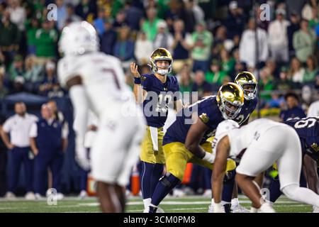 South Bend, Indiana, États-Unis. 14 septembre 2025. 13 CJ CARR, QB, première année, notre Dame attend un clin d'œil lors du match de football de la NCAA entre #8 notre Dame et #16 Texas A&M au notre Dame Stadium à South Bend, Indiana, le 13 septembre 2025. Texas A&M A bouleversé notre Dame 41-40. (Crédit image : © Justin Sicking/ZUMA Press Wire) USAGE ÉDITORIAL SEULEMENT ! Non destiné à UN USAGE commercial ! Banque D'Images