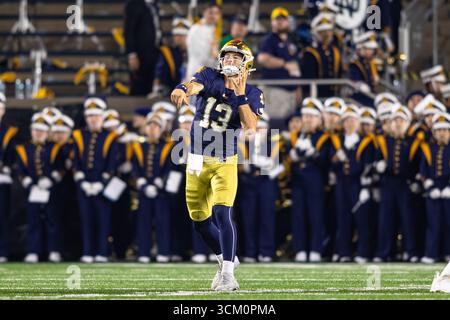 South Bend, Indiana, États-Unis. 14 septembre 2025. 13 CJ CARR, QB, première année, notre Dame revient pour une passe lors du match de football de la NCAA entre #8 notre Dame et #16 Texas A&M au notre Dame Stadium à South Bend, Indiana, le 13 septembre 2025. Texas A&M A bouleversé notre Dame 41-40. (Crédit image : © Justin Sicking/ZUMA Press Wire) USAGE ÉDITORIAL SEULEMENT ! Non destiné à UN USAGE commercial ! Banque D'Images