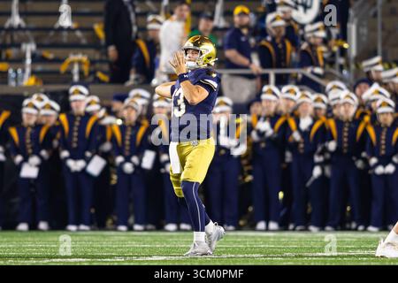 South Bend, Indiana, États-Unis. 14 septembre 2025. 13 CJ CARR, QB, première année, notre Dame revient pour une passe lors du match de football de la NCAA entre #8 notre Dame et #16 Texas A&M au notre Dame Stadium à South Bend, Indiana, le 13 septembre 2025. Texas A&M A bouleversé notre Dame 41-40. (Crédit image : © Justin Sicking/ZUMA Press Wire) USAGE ÉDITORIAL SEULEMENT ! Non destiné à UN USAGE commercial ! Banque D'Images
