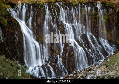 Située dans le parc national d'Aladaglar, c'est la plus grande cascade de Turquie. Cascades de Kapuzbasi. Banque D'Images