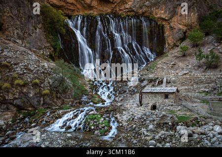 Située dans le parc national d'Aladaglar, c'est la plus grande cascade de Turquie. Cascades de Kapuzbasi. Banque D'Images
