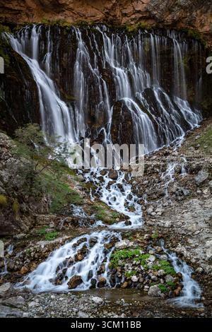 Située dans le parc national d'Aladaglar, c'est la plus grande cascade de Turquie. Cascades de Kapuzbasi. Banque D'Images