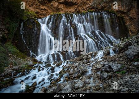 Située dans le parc national d'Aladaglar, c'est la plus grande cascade de Turquie. Cascades de Kapuzbasi. Banque D'Images