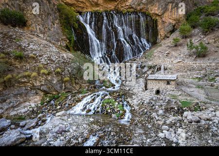 Située dans le parc national d'Aladaglar, c'est la plus grande cascade de Turquie. Cascades de Kapuzbasi. Banque D'Images