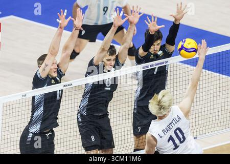 Quezon City, Philippines. 14 septembre 2025. Luka Marttila (avant), finlandaise, pointe le ballon lors du match de la poule C entre la Finlande et l'Argentine au Championnat du monde FIVB masculin 2025 à Quezon City, aux Philippines, le 14 septembre 2025. Crédit : Rouelle Umali/Xinhua/Alamy Live News Banque D'Images