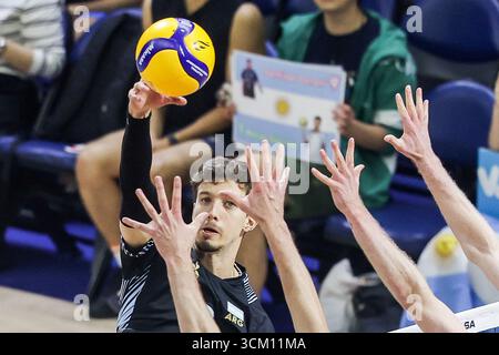 Quezon City, Philippines. 14 septembre 2025. L'argentin Luciano Palonsky participe au match de la poule C entre la Finlande et l'Argentine au Championnat du monde FIVB masculin 2025 à Quezon City, Philippines, le 14 septembre 2025. Crédit : Rouelle Umali/Xinhua/Alamy Live News Banque D'Images