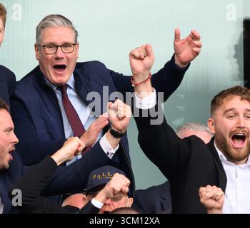 Londres, Royaume-Uni. 13 septembre 2025. Arsenal v Nottingham Forest - premier League - Emirates Stadium. Le premier ministre Sir Keir Starmer célèbre comme Zubimendi s Credit : Mark pain/Alamy Live News Banque D'Images