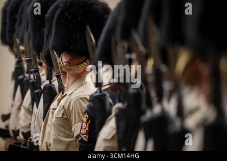 SOUS EMBARGO À 0001 LUNDI 15 SEPTEMBRE les membres des Grenadier Guards, Coldstream Guards, Scots Guards et des bandes militaires de l'armée et de la Royal Air Force répètent avant la visite d'État du président américain Donald Trump et de la première dame Melania Trump à Wellington Barracks, Londres. Date de la photo : vendredi 12 septembre 2025. Banque D'Images