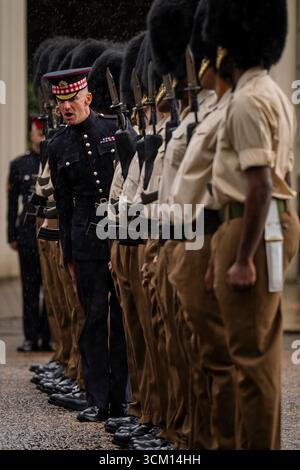 SOUS EMBARGO À 0001 LUNDI 15 SEPTEMBRE les membres des Grenadier Guards, Coldstream Guards, Scots Guards et des bandes militaires de l'armée et de la Royal Air Force répètent avant la visite d'État du président américain Donald Trump et de la première dame Melania Trump à Wellington Barracks, Londres. Date de la photo : vendredi 12 septembre 2025. Banque D'Images