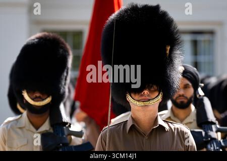 SOUS EMBARGO À 0001 LUNDI 15 SEPTEMBRE les membres des Grenadier Guards, Coldstream Guards, Scots Guards et des bandes militaires de l'armée et de la Royal Air Force répètent avant la visite d'État du président américain Donald Trump et de la première dame Melania Trump à Wellington Barracks, Londres. Date de la photo : vendredi 12 septembre 2025. Banque D'Images