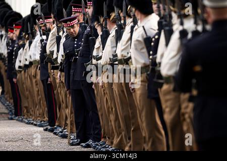 SOUS EMBARGO À 0001 LUNDI 15 SEPTEMBRE les membres des Grenadier Guards, Coldstream Guards, Scots Guards et des bandes militaires de l'armée et de la Royal Air Force répètent avant la visite d'État du président américain Donald Trump et de la première dame Melania Trump à Wellington Barracks, Londres. Date de la photo : vendredi 12 septembre 2025. Banque D'Images