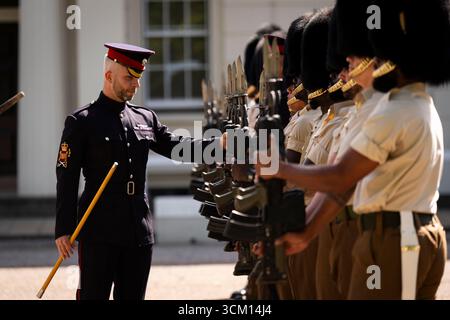 SOUS EMBARGO À 0001 LUNDI 15 SEPTEMBRE les membres des Grenadier Guards, Coldstream Guards, Scots Guards et des bandes militaires de l'armée et de la Royal Air Force répètent avant la visite d'État du président américain Donald Trump et de la première dame Melania Trump à Wellington Barracks, Londres. Date de la photo : vendredi 12 septembre 2025. Banque D'Images